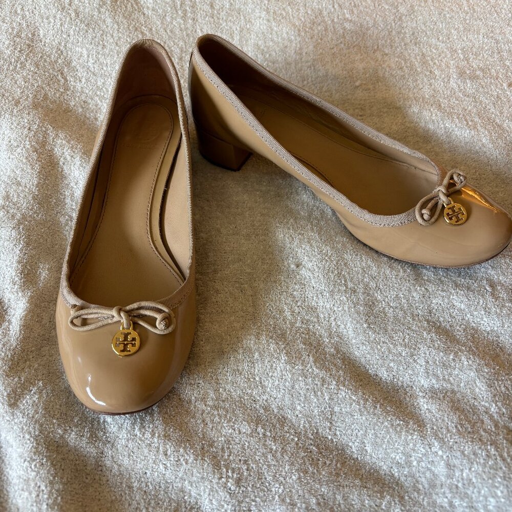 Tory Burch "Chelsea" patent leather pump in Camellia Pink, size 9